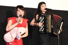 左からチャラン・ポ・ランタンのもも、小春。