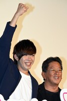 「キスできる餃子」完成披露舞台挨拶の様子。