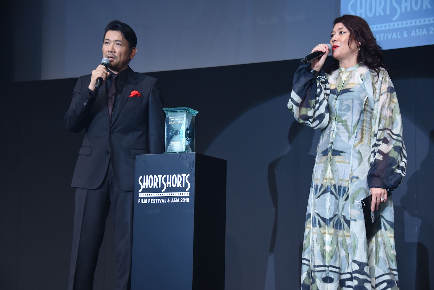 左から別所哲也、LiLiCo。