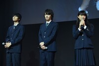 左から萩原利久、濱田龍臣、志田彩良。