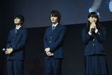 左から萩原利久、濱田龍臣、志田彩良。