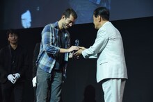 左からギリェルメ・ゲール、審査員の関口宏。