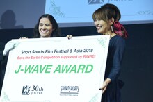 左からパロマ・バエサ、審査員の坂本美雨。