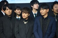 前列左から青柳翔、白濱亜嵐、山下健二郎。