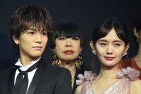左から岩田剛典、コシノジュンコ、中村ゆり。