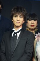 左から岩田剛典（三代目 J Soul Brothers from EXILE TRIBE、EXILE）、コシノジュンコ