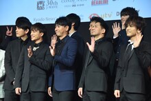 左手前から青柳翔、白濱亜嵐、山下健二郎、EXILE HIRO、岩田剛典。