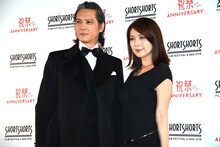 左から加藤雅也、飯島直子。
