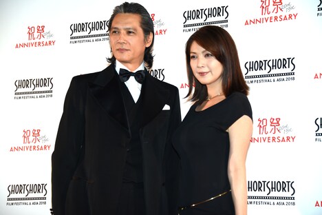 左から加藤雅也、飯島直子。