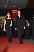 左から飯島直子、加藤雅也。
