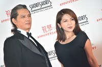 左から加藤雅也、飯島直子。