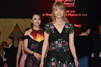 レッドカーペットを歩くDream Ami、Dream Shizuka。