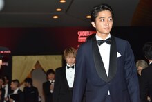 佐藤寛太（手前）