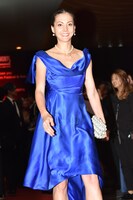 レッドカーペットを歩く土屋アンナ。