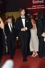 手前から片寄涼太、佐野玲於。