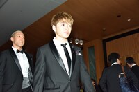 左から関口メンディー、佐野玲於。