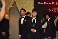 左から別所哲也、岩田剛典。