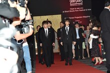 手前左から白濱亜嵐、岩田剛典。