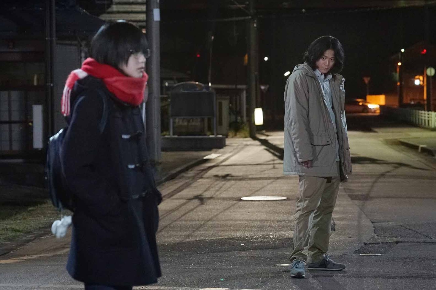 平手友梨奈演じる鮎喰響（左）と、小栗旬扮する山本春平（右）。