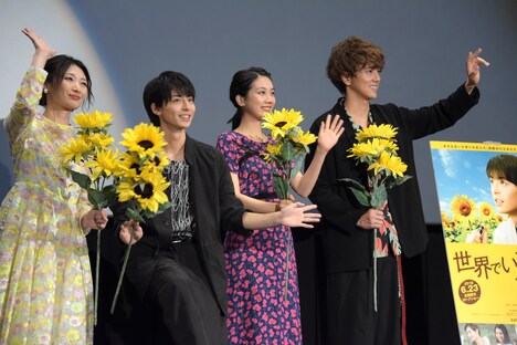 観客のフォトセッションに応えるキャスト陣。