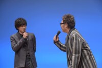 「顔ちっちゃいなー！」と柾木玲弥（左）を見つめる滝川広志（右）。