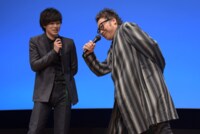 「どこか触りながらじゃないと話せないんです」という柾木玲弥（左）のくせをまねる滝川広志（右）。