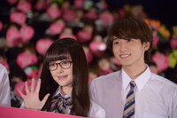 左から玉城ティナ、小関裕太。