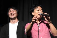 左から戸田彬弘、道尾秀介。