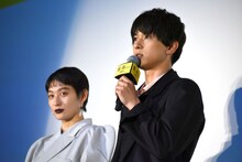 左からコムアイ、吉沢亮。