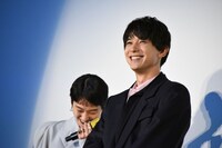 左からコムアイ、吉沢亮。