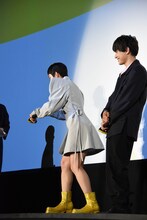 好きな猫のしぐさを再現するコムアイ（左）。