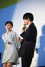 「猫になったら何がしたいか？」という質問に、たどたどしく答える吉沢亮（右）。