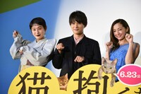 映画「猫は抱くもの」完成披露舞台挨拶の様子。