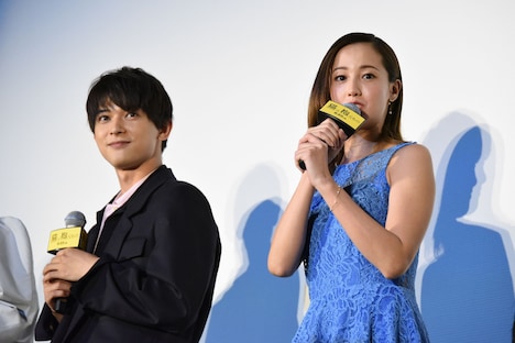 左から吉沢亮、沢尻エリカ。