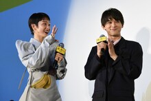 グリグリが「ニャーン」と鳴いたのを聞いて、安心した様子の吉沢亮（右）。