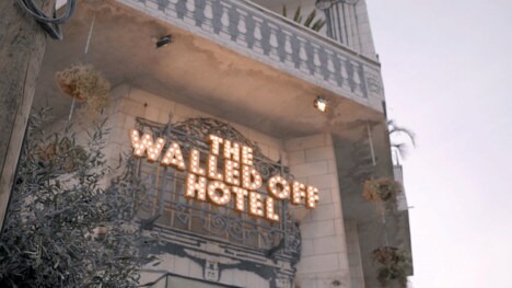 「バンクシーを盗んだ男」より「世界一眺めの悪いホテル」。