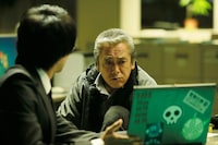 「イマジネーションゲーム」より、寺島進演じる盛岡靖。