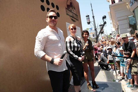 左からクリス・プラット、ブライス・ダラス・ハワード。