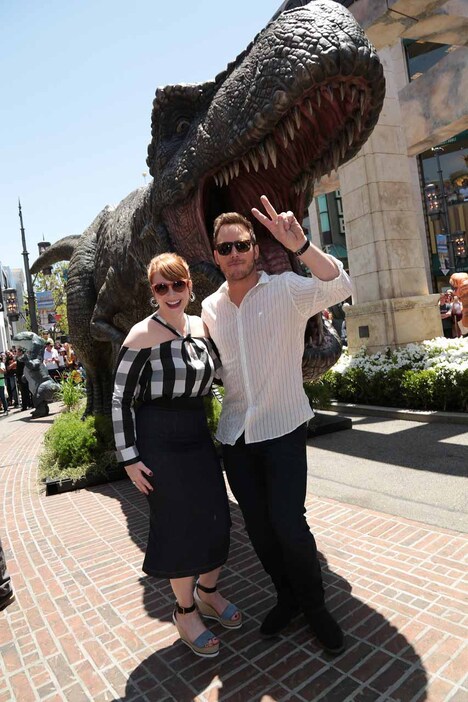 左からブライス・ダラス・ハワード、クリス・プラット。