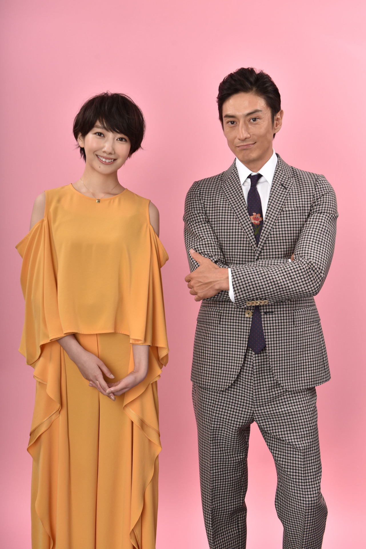 左から波瑠、伊勢谷友介。