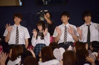 客席後方から登場したキャスト陣。