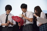 金子大地の「わたしに◯◯しなさい！」を読み上げる佐藤寛太（中央）。