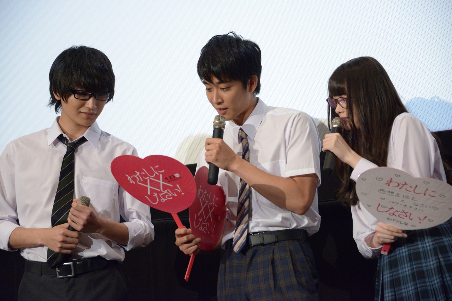 金子大地の「わたしに◯◯しなさい！」を読み上げる佐藤寛太（中央）。