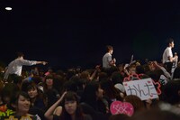 観客の持ち物から玉城ティナに似合うおしゃれアイテムを探す男性キャスト陣。