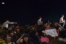 観客の持ち物から玉城ティナに似合うおしゃれアイテムを探す男性キャスト陣。