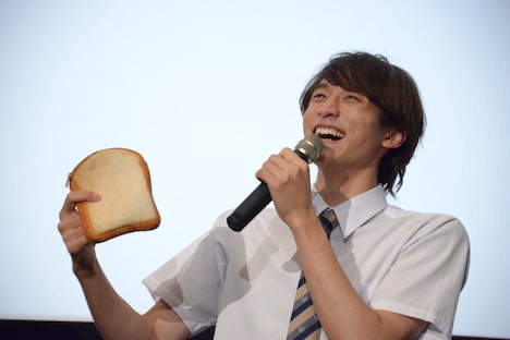 好物の食パンを模したポーチを借りる小関裕太。