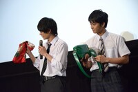 左から金子大地、佐藤寛太。