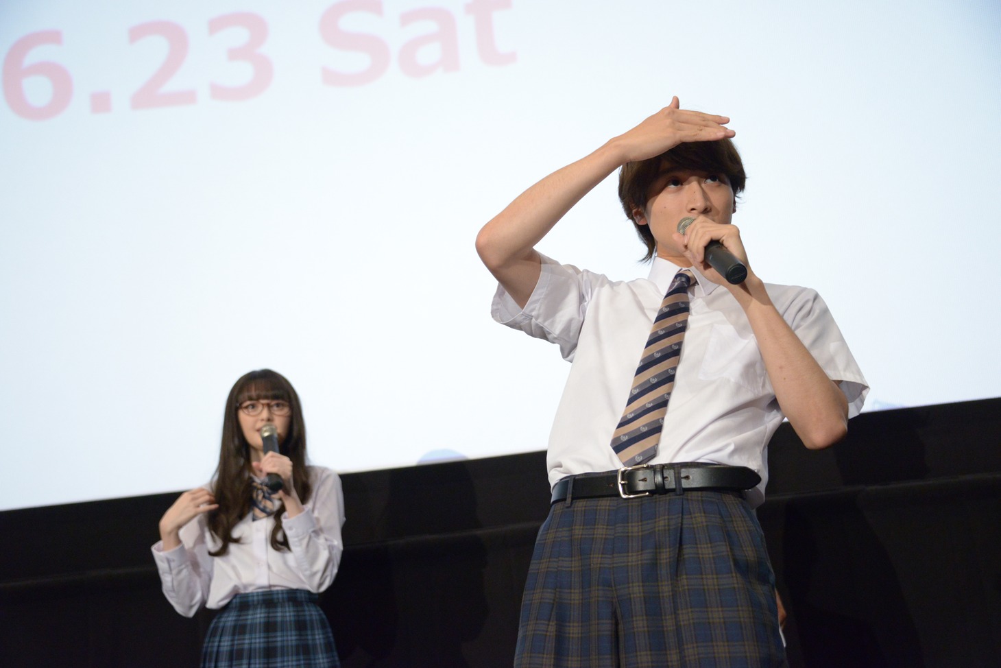 客席からS女子を探す小関裕太。