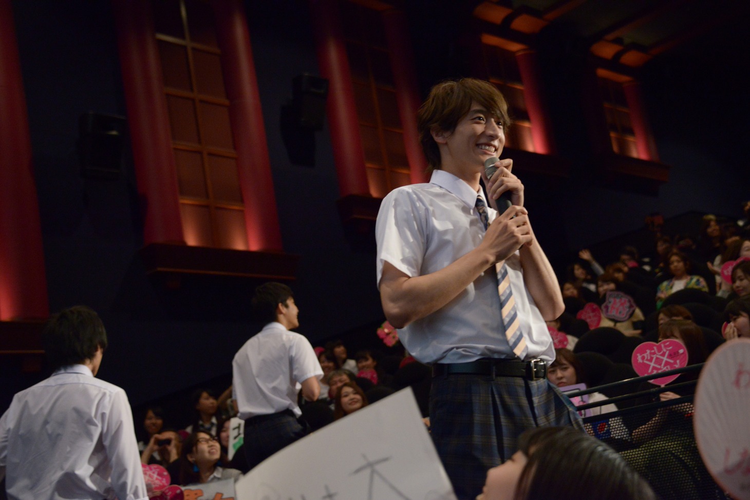 観客の中からS女子を探そうとする男性キャスト陣。