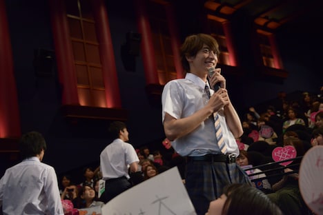 観客の中からS女子を探そうとする男性キャスト陣。